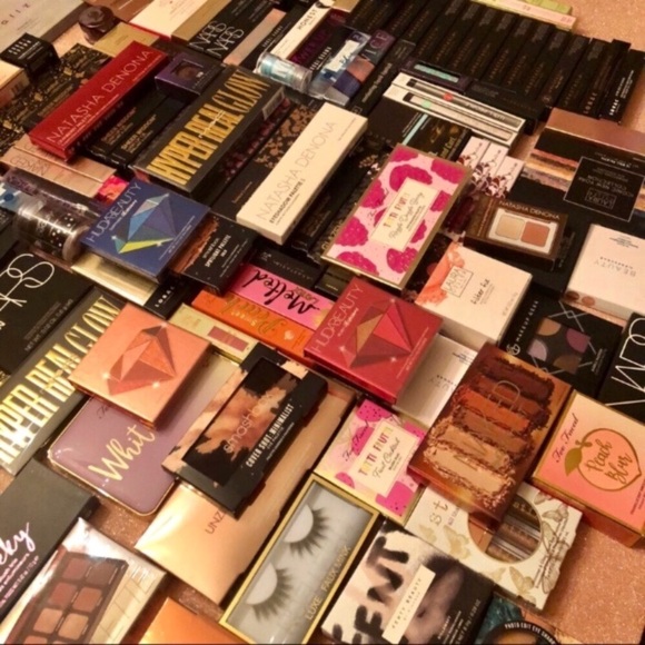 💄 👄 HIGH END MAKEUP MYSTERY BOX 👄💄 - Picture 3 of 8